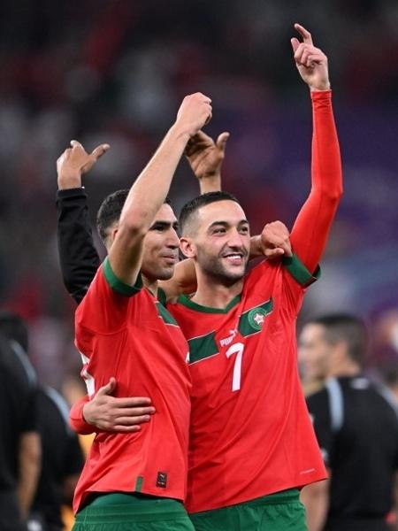 Hakimi e Ziyech celebram vitória de Marrocos na Copa do Mundo do Qatar. - KIRILL KUDRYAVTSEV / AFP