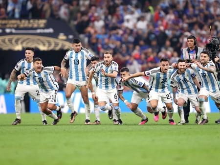 Lionel Messi da Argentina, comemora o seu segundo gol durante a partida  entre Argentina e França, pela Final da Copa do Mundo FIFA Qatar 2022,  no Estádio Lusail, neste domingo 18 Stock