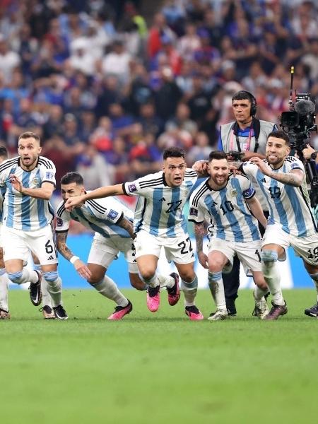 Jogadores da Argentina comemoram a vitória na final da Copa do Mundo contra a França, nos pênaltis - Divulgação/Fifa