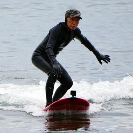 Seiichi Sano, de 89 anos, entrou para o Guinness Book como o surfista mais velho do mundo - Divulgação/Guinness World Records