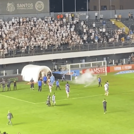 Torcedores arremessaram bombas de fumaça na direção dos jogadores do Santos, na Vila Belmiro - Reprodução/Twitter