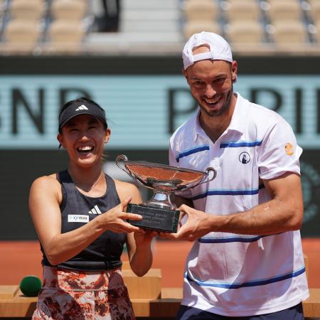 A japonesa Miyu Kato e o alemão Tim Puertz levantam o troféu de duplas mistas em Roland Garros - Divulgação/Twitter @rolandgarros