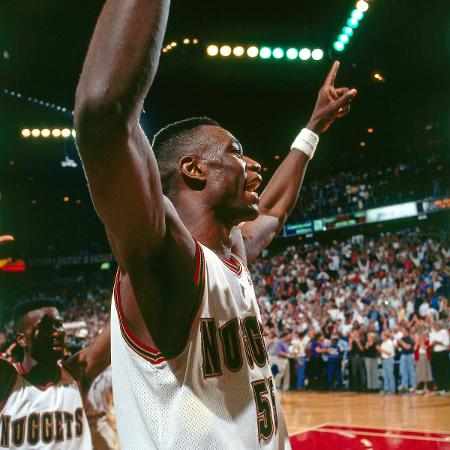 Dikembe Mutombo, do Denver Nuggets, celebra vitória contra o Seattle SuperSonics em 1994.