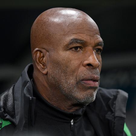 Lorne Donaldson, técnico da Jamaica, durante jogo contra o Brasil na Copa do Mundo feminina