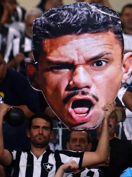 Torcedor do Botafogo exibe cartaz com rosto de Tiquinho Soares no Mineirão