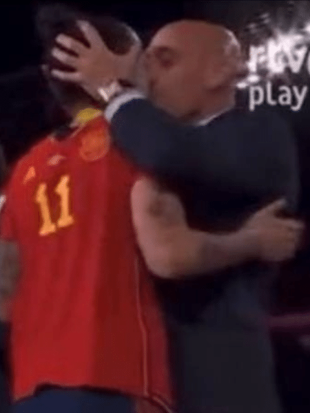 Luis Rubiales, presidente da Federação Espanhola, beijou a jogadora Jenni Hermoso na premiação da Copa do Mundo de 2023