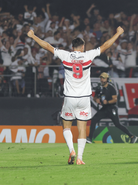 Calleri comemorando gol pelo São Paulo no Morumbi