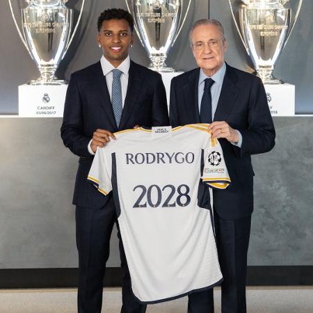 Rodrygo posa ao lado de Florentino Pérez, presidente do Real Madrid, após renovar seu contrato até 2028