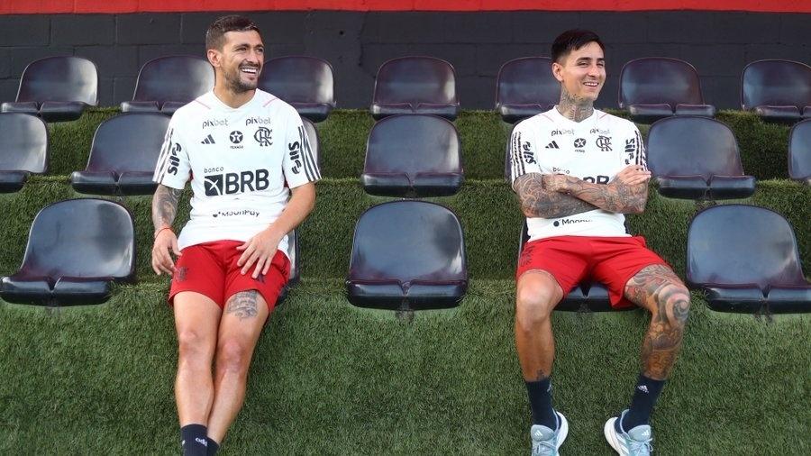 Arrascaeta e Pulgar durante treino do Flamengo