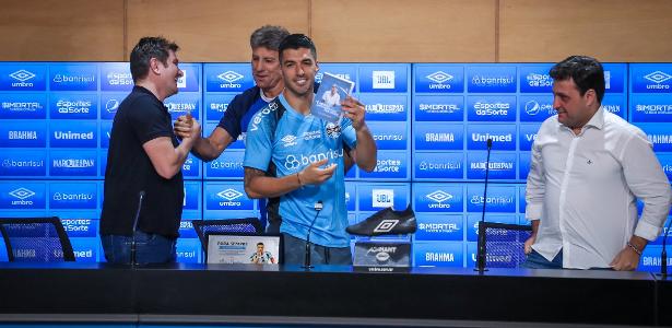 Luis Suárez Interview with TV Globo: Playing with Renato Gaúcho’s DVD and Farewell from Grêmio Arena