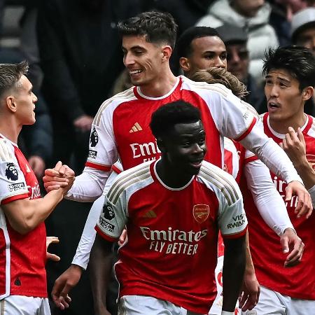 Kai Havertz celebra gol do Arsenal sobre o Tottenham com companheiros de equipe
