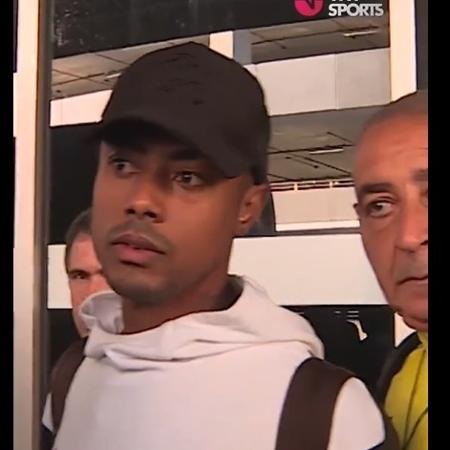 Bruno Henrique, do Flamengo, em chegada da deleção após jogo contra o Palestino pela Libertadores - Reprodução/X/TNT Sports