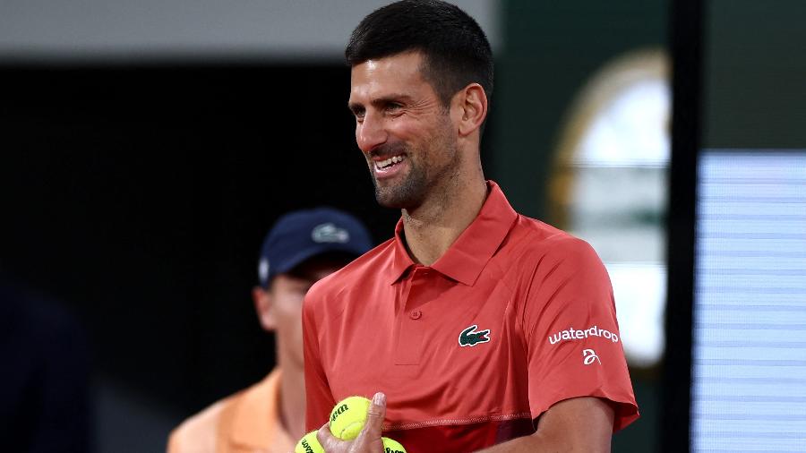 Novak Djokovic sorri durante seu jogo pela segunda rodada de Roland Garros em 2024