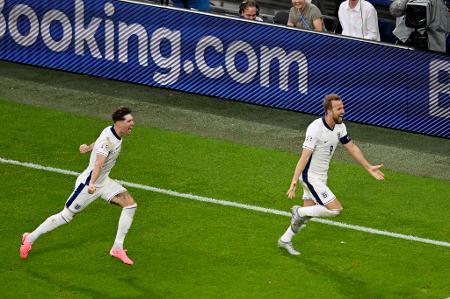inglês Harry Kane comemora com o inglês John Stones após seu gol 