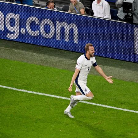 inglês Harry Kane comemora com o inglês John Stones após seu gol 