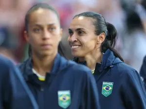 Após polêmica, seleção feminina respeita protocolo que masculina quebrou