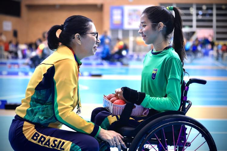 Laissa Guerreira e a mãe, Edna, em competição de bocha paralímpica
