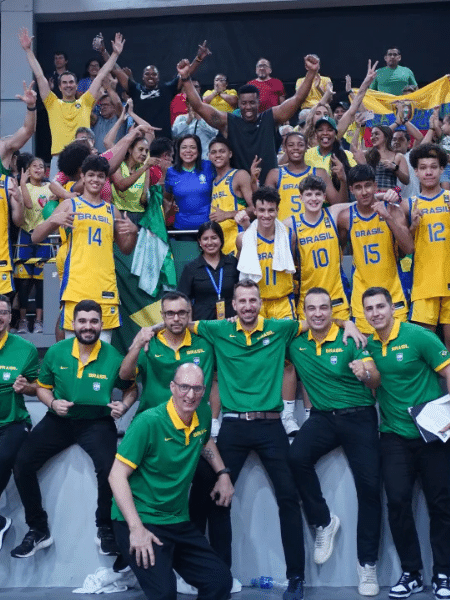 Jogadores e comissão técnica da seleção brasileira sub-15 de basquete masculino comemoram vitória sobre Argentina