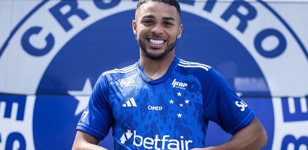 Cruzeiro contrata atacante Wanderson, ex-Internacional, reforçando o seu elenco para a temporada.