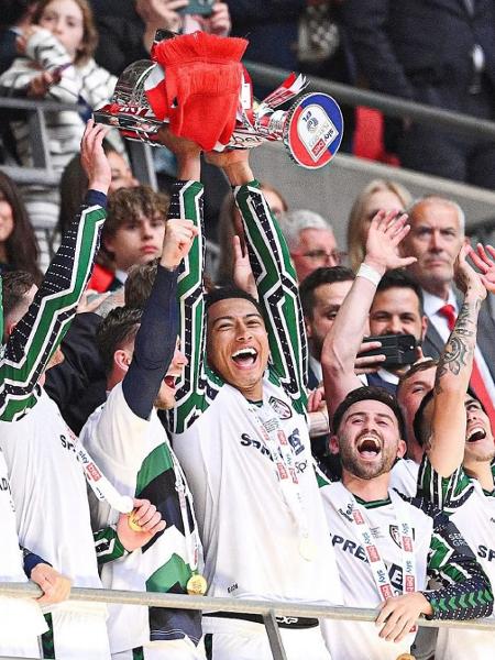 Jobe Bellingham levanta a taça dos playoffs da Championship Jobe Bellingham levanta a taça dos playoffs da Championship
