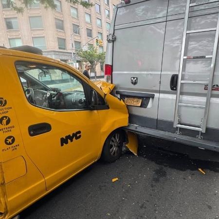 Vitória Schneider, esposa do jogador Alex Telles, mostra táxi batido após acidente em Nova York - Reprodução/Instagram @vitoriastelles