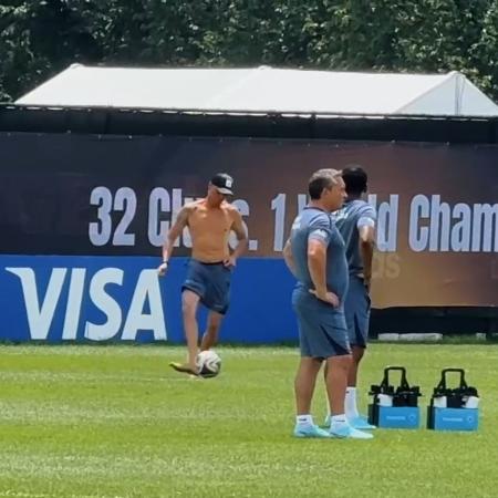 Sem camisa e descalço: Luis Enrique adotou o modo "peladeiro de fim de semana" em treino do PSG Sem camisa e descalço: Luis Enrique adotou o modo "peladeiro de fim de semana" em treino do PSG