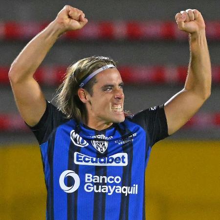 Spinelli marcou um dos quatro gols da vitória acachapante dos equatorianos por 4 a 0 Spinelli marcou um dos quatro gols da vitória acachapante dos equatorianos por 4 a 0