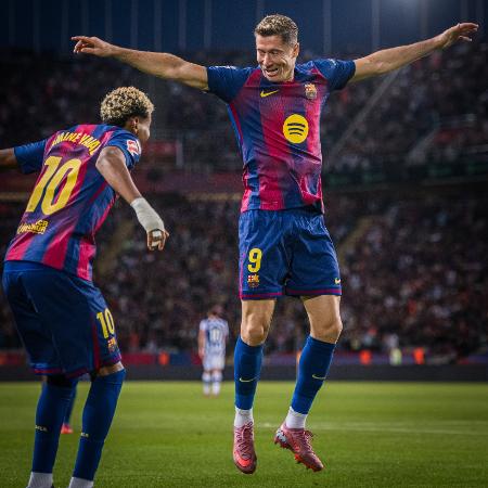 Lamine Yamal e Lewandowski comemoram gol do Barcelona contra Real Sociedad Lamine Yamal e Lewandowski comemoram gol do Barcelona contra Real Sociedad