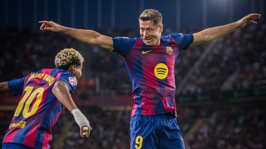 Lamine Yamal e Lewandowski comemoram gol do Barcelona contra Real Sociedad Lamine Yamal e Lewandowski comemoram gol do Barcelona contra Real Sociedad