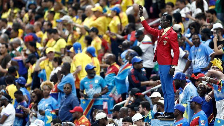 kuka-muladinga-torcedor-estatua-da-rd-congo-durante-partida-contra-a-colombia-na-copa-do-mundo-1782267457712_v2_750x421 Colômbia avança na Copa e pressiona Portugal: o que muda no grupo K