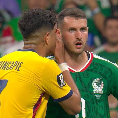 Hincapié, do Equador, foi expulso após colocar a mão na boca para falar com Santi Giménez, do México Hincapié, do Equador, foi expulso após colocar a mão na boca para falar com Santi Giménez, do México