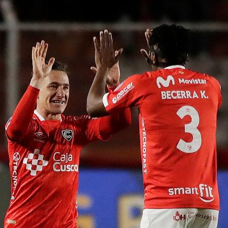 Bandiera e Becerra, do Cienciano, comemoram gol contra o Botafogo, pela Copa Sul-Americana