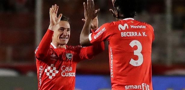 Botafogo toma 4 gols em 34 minutos do Cienciano; assista aos lances
