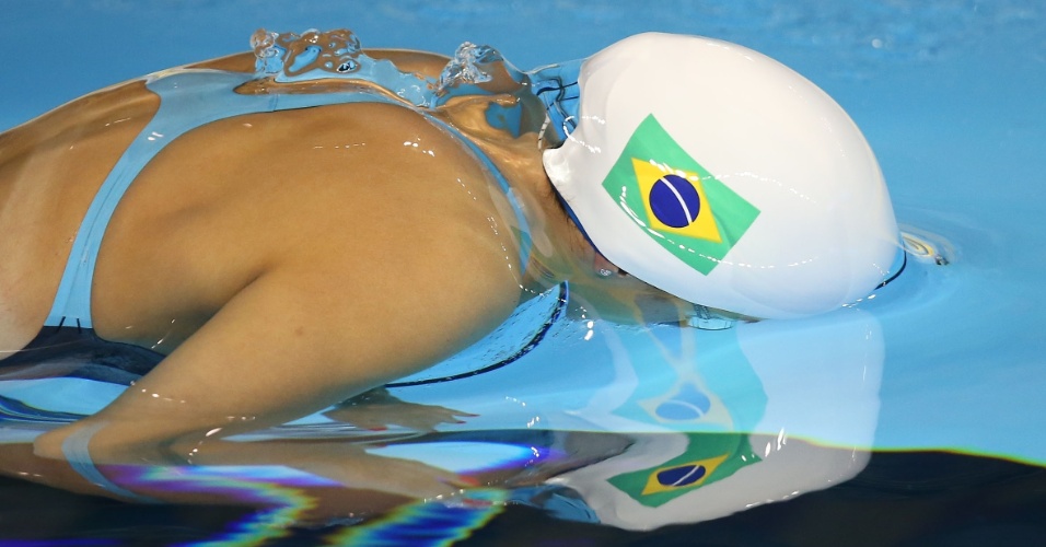 Gabrielle Roncatto cai na água para a prova dos 200m medley