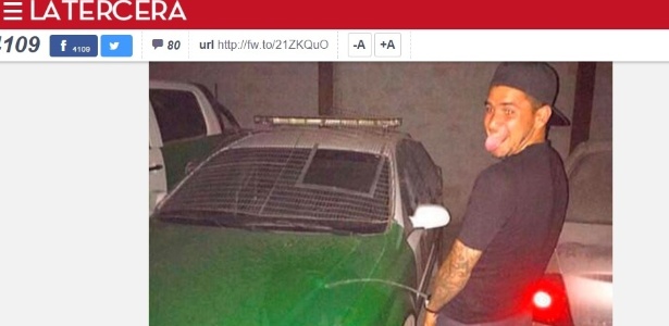 José Barrera é fotografado urinando em carro da polícia no Chile - Reprodução