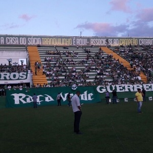 Com orações e torcida, Arena Condá recebem homenagens a vítimas da Colômbia - Danilo Lavieri/UOL