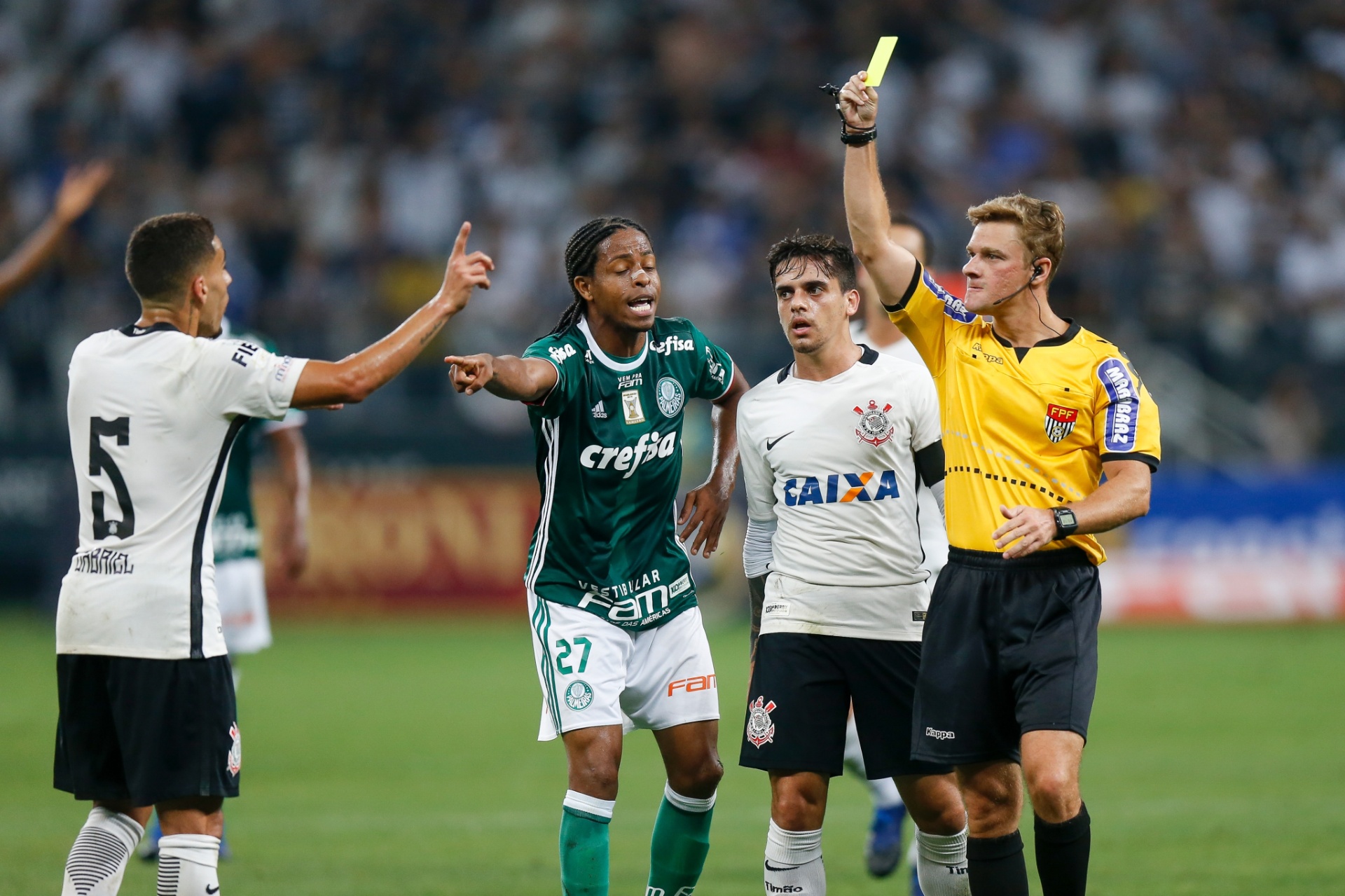 Keno aponta e o árbitro Thiago Duarte Peixoto dá o segundo cartão amarelo para Gabriel, que não só não cometeu a falta como nem participou do lance - Rubens Cavallari/Folhapress