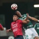 Guerra, do Palmeiras, disputa jogada aérea contra rival do Jorge Wilstermann, no Allianz Parque - ALEX SILVA/ESTADÃO CONTEÚDO