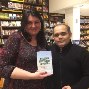 Fã sai emocionada de livraria após pegar autógrafo com Rafael Henzel - Luiza Oliveira/UOL - Luiza Oliveira/UOL