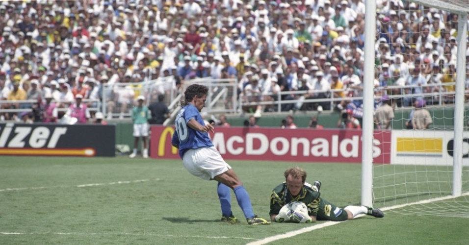 Taffarel segura a bola em frente a Baggio em lance da final da Copa do Mundo de 1994