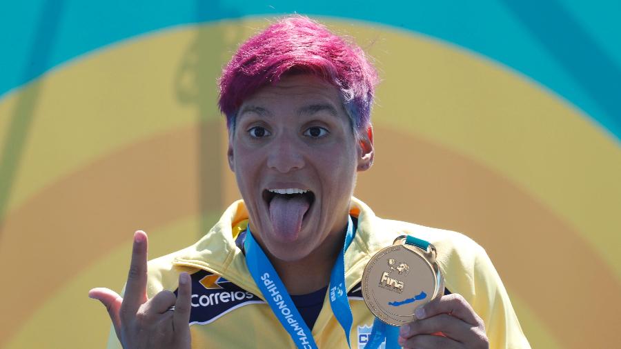 Ana Marcela Cunha com a medalha de ouro dos 25km da maratona aquática - Laszlo Balogh/Reuters