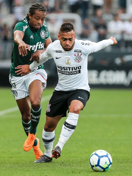 Maycon e Keno disputam bola durante Corinthians x Palmeiras no Campeonato Brasileiro - Ale Cabral/AGIF