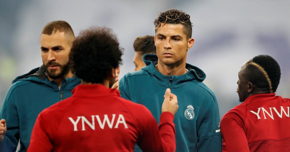 Cristiano Ronaldo cumprimenta Salah antes da partida começar