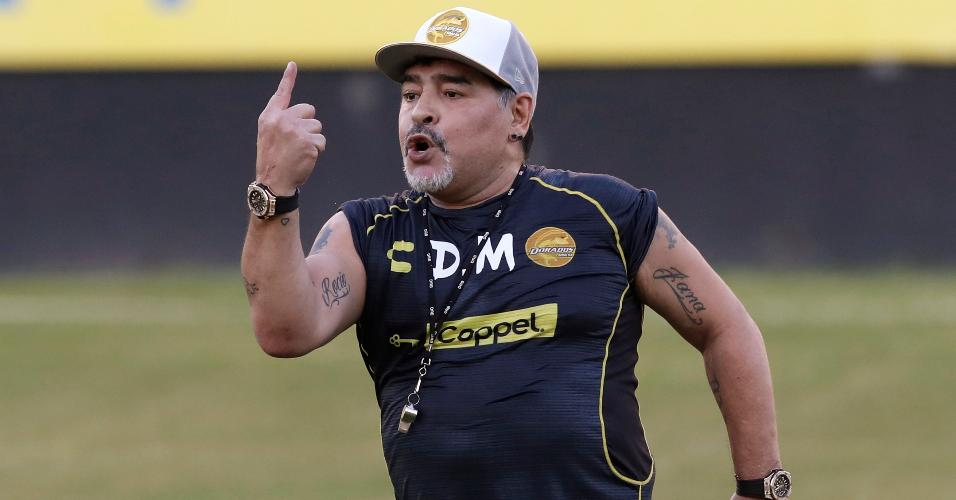 Diego Maradona comanda treino do Dorados, do México