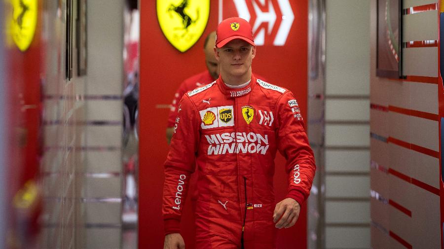 Mick Schumacher testa com a Ferrari em Sakhir, no Bahrein - Andrej Isakovic/AFP