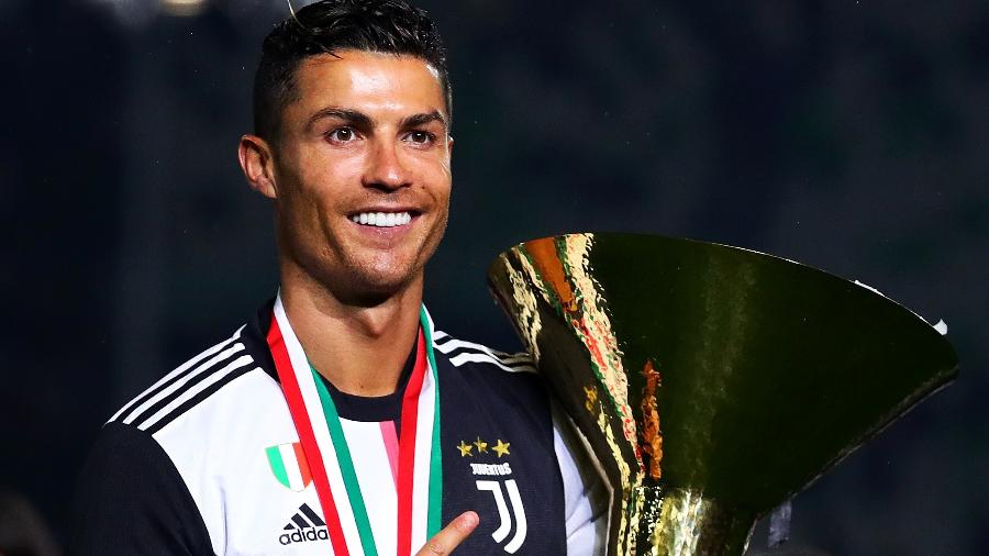 Cristiano Ronaldo posa com o troféu do Campeonato Italiano - Chris Brunskill/Getty Images
