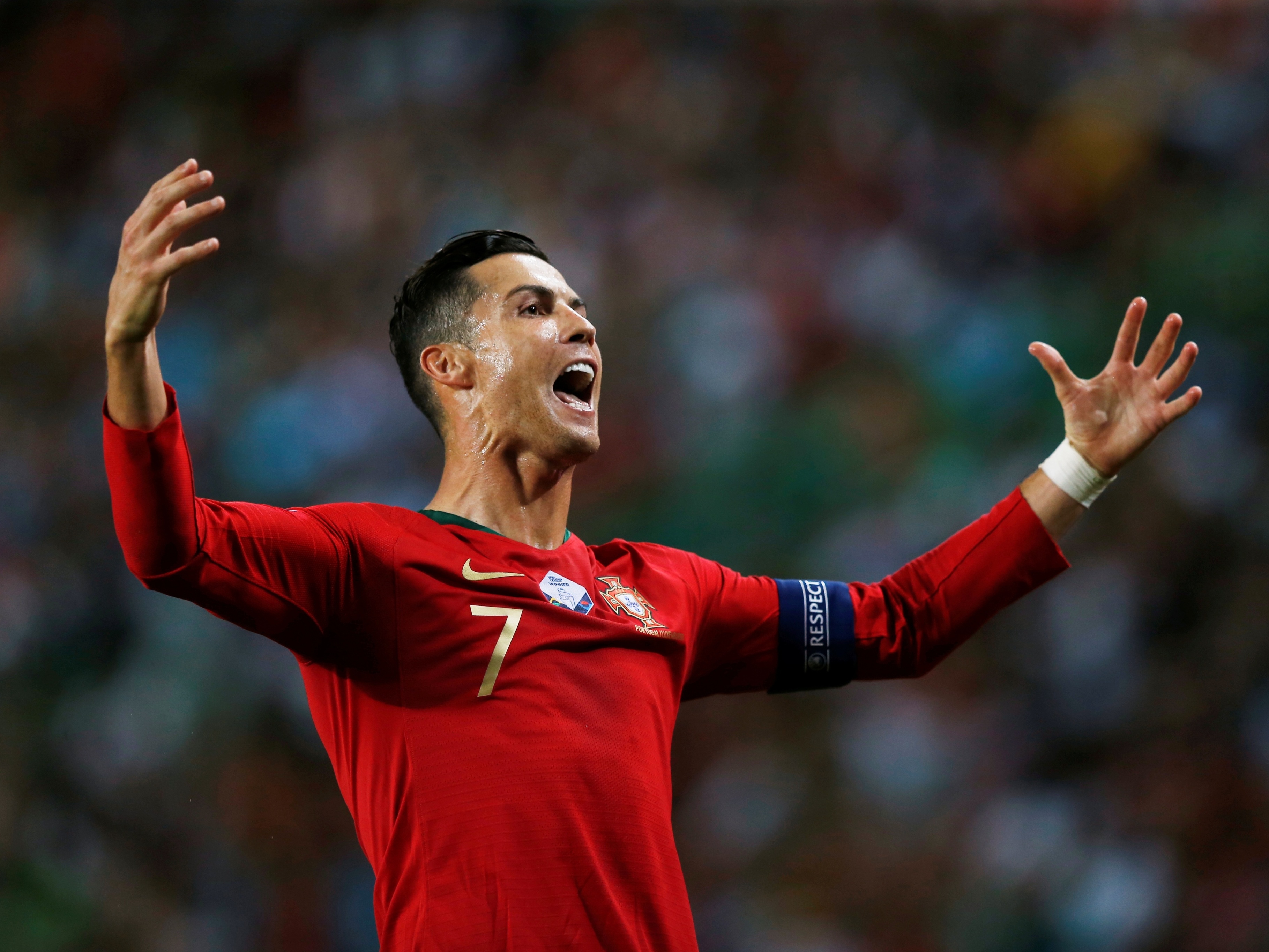 Cristiano Ronaldo brilha, e Portugal vence Eslováquia em jogo agitado