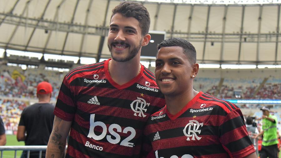 Gustavo Henrique e Pedro Rocha com a camisa do Flamengo - Thiago Ribeiro/ Agif