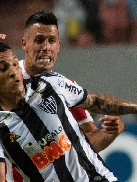 Guilherme Arana tenta o domínio em partida do Atlético-MG contra Unión, pela Libertadores - Alessandra Torres/AGIF