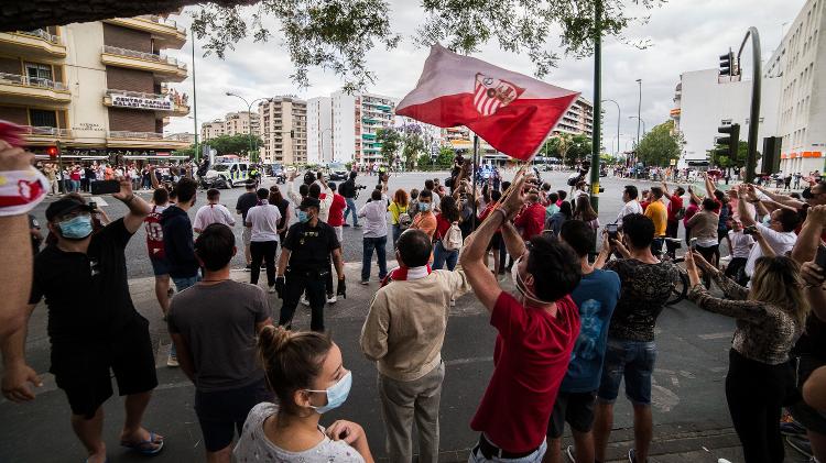 Torcedores se aglomeram próximo ao Estádio Ramón Sánchez Pizjuán, onde Sevilla e Betis se enfrentam -  Joaquin Corchero / AFP7 / Europa Press Sports via Getty Images -  Joaquin Corchero / AFP7 / Europa Press Sports via Getty Images